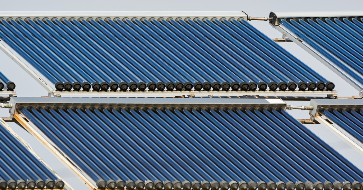 Panele fotowoltaiczne a kolektory słoneczne – co wybrać do swojego domu?